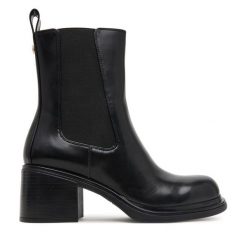 Botki Armani Exchange. Czarne botki Armani Exchange, bez wzorów, bez obcasa, na słupku, bez zapięcia. Za 1,059.00 zł.