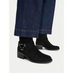 Botki JENNY. Czarne botki Jenny, bez wzorów, bez obcasa, na słupku, bez zapięcia. Za 179.99 zł.