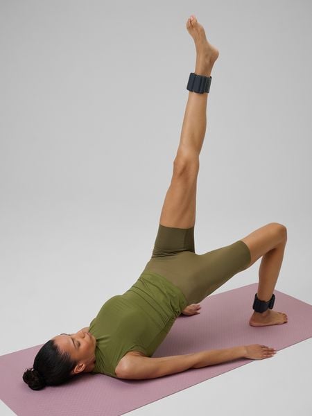 4F Top do jogi slim szybkoschnący damski - oliwkowy L. Brązowe topy 4f, l, bez wzorów, z włókna, bez kołnierzyka, bez ramiączek. Za 99.99 zł.