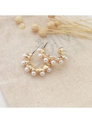 Atelier MIU Pozłacane kolczyki-półkreole rozmiar: onesize. Żółte kolczyki Atelier MIU, z perłą, pozłacane. Za 39.99 zł.