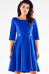 Elegancka sukienka rozkloszowana z ozdobnymi guzikami niebieska. Niebieskie sukienki Awama, do pracy, xl, bez wzorów, biznesowe, bez kołnierzyka, bez ramiączek, rozkloszowane. Za 349.00 zł.