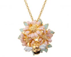Naszyjnik z mosiądzu pozłacany z detalami z masy żywicznej - kwiaty, pszczółka. Naszyjniki Artelioni, pozłacane. Za 159.00 zł.