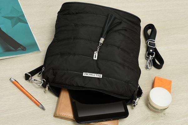 Czarna Damska Torebka Pikowana Solidna Oryginalna Frędzel W91. Czarne shopper bez wzorów, z materiału, przez ramię, pikowane, bez dodatków. Za 99.99 zł.