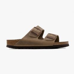 Klapki damskie Birkenstock Arizona (552813). Brązowe klapki Birkenstock, bez wzorów, bez obcasa. Za 479.99 zł.
