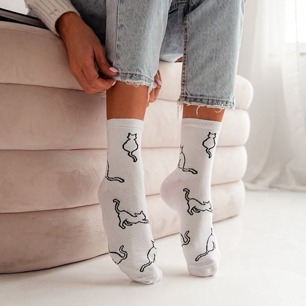 Białe skarpetki damskie kontury kota (model 837). Białe skarpety Milena, bez wzorów, z bawełny. Za 15.90 zł.