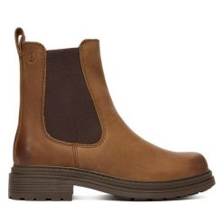 Sztyblety Clarks. Brązowe botki Clarks, bez wzorów, bez obcasa, na płaskiej podeszwie, bez zapięcia. Za 569.99 zł.
