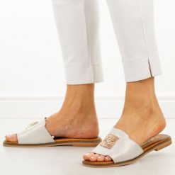 Złote skórzane płaskie klapki damskie Cambell 19454. Żółte klapki Cambell, z aplikacjami, z jeansu, bez obcasa, na płaskiej podeszwie. Za 199.00 zł.