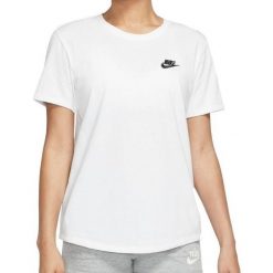 Koszulka sportowa damska Nike Nsw Club Ss. Białe koszulki sportowe Nike, bez wzorów, bez ramiączek. Za 283.00 zł.