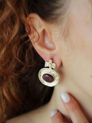 Pierres delicates Pozłacane kolczyki-wkrętki z kocim okiem rozmiar: onesize. Różowe kolczyki Pierres delicates, pozłacane. Za 43.99 zł.