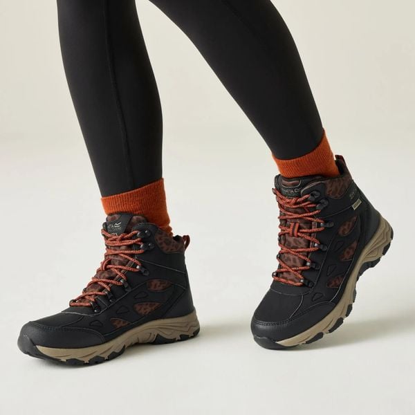 Damskie buty trekkingowe Vendora. Czarne trekkingi Regatta, z materiału, trekkingowe. Za 399.50 zł.