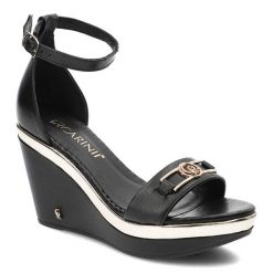 Czarne Sandały Carinii Stylowe Buty Na Koturnie. Czarne sandały Carinii, z aplikacjami, eleganckie, bez obcasa, na koturnie, bez zapięcia. Za 309.00 zł.
