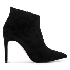 Botki DeeZee. Czarne botki DeeZee, bez wzorów, bez obcasa, na szpilce, bez zapięcia. Za 159.99 zł.