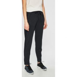 Under Armour - Spodnie. Spodnie dresowe Under Armour. W wyprzedaży za 199.90 zł.