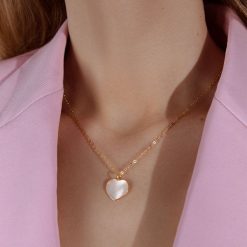 Naszyjnik ze złota próby 585 z sercem 1,5 cm z masy perłowej. Żółte naszyjniki Lilou, z perłą, złote. Za 1,996.00 zł.