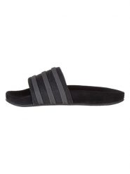 Adidas Skórzane klapki "Adilette" w kolorze czarnym rozmiar: 39 1/3. Czarne klapki Adidas, bez wzorów, z otwartym noskiem, bez obcasa. Za 127.35 zł.