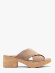 Beżowe klapki damskie na wyższym spodzie DONNA. Brązowe klapki Ryłko, bez wzorów, z materiału, z okrągłym noskiem, bez obcasa, na obcasie. Za 349.99 zł.
