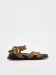 Zamszowe sandały z paskami - beżowy. Brązowe sandały Reserved, bez wzorów, z zamszu, bez obcasa, bez zapięcia. Za 159.99 zł.