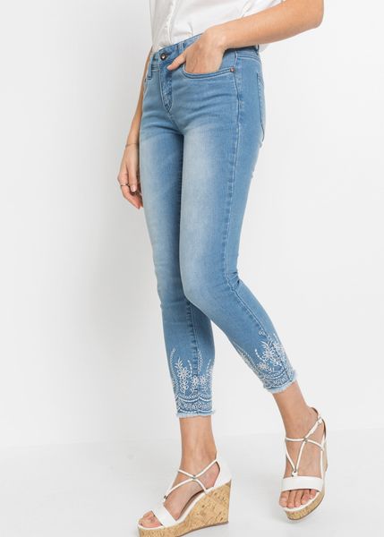 Jeansy o kroju skinny, mid waist, cropped. Niebieskie jeansy bonprix, bez wzorów. Za 179.99 zł.