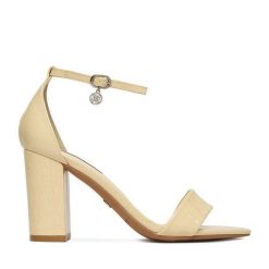 Sandały Nine West. Żółte sandały Nine West, bez wzorów, bez obcasa, na słupku, bez zapięcia. Za 160.99 zł.