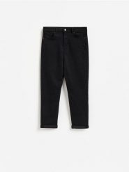 Jeansy relaxed slim - czarny. Czarne jeansy Reserved, bez wzorów. Za 129.99 zł.