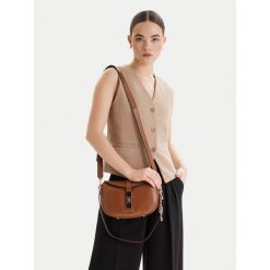 Torebka Guess. Brązowe torebki klasyczne Guess, z aplikacjami, bez dodatków. Za 589.99 zł.