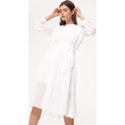 Biała Sukienka Ferrous. Białe sukienki Born2be, l, bez wzorów, z tiulu, wizytowe, bez kołnierzyka, bez ramiączek, midi. Za 119.99 zł.