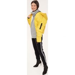 WELUROWE SPODNIE SPORTOWE TYPU JOGGER, Z LAMPASAMI. Spodnie dresowe marki TOP SECRET. W wyprzedaży za 59.99 zł.