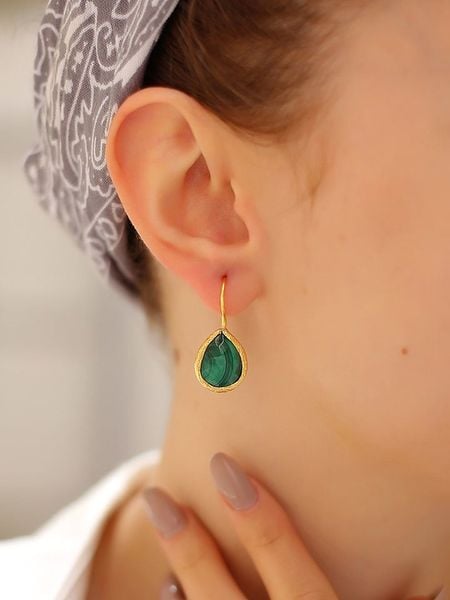 Pierres delicates Pozłacane kolczyki z malachitami rozmiar: onesize. Zielone kolczyki Pierres delicates, z malachitem, pozłacane, z zapięciem typu bigiel. Za 39.99 zł.