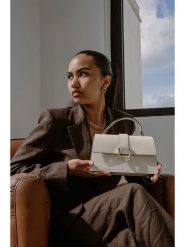 Christian Laurier Skórzana torebka "Katya" w kolorze białym - 25 x 14 x 8 cm rozmiar: onesize. Białe torby na ramię Christian Laurier, bez wzorów, z materiału, przez ramię, bez dodatków. Za 326.99 zł.