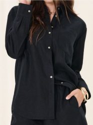 Wiskozowa koszula z domieszką lnu - czarny. Czarne koszule Sinsay, l, bez wzorów, z materiału, boho, bez kołnierzyka, bez ramiączek. Za 39.99 zł.