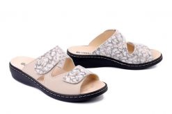 DR. BRINKMANN 700583-08 perle, klapki damskie. Brązowe klapki Dr. Brinkmann, bez wzorów, ze skóry, bez obcasa. Za 242.17 zł.