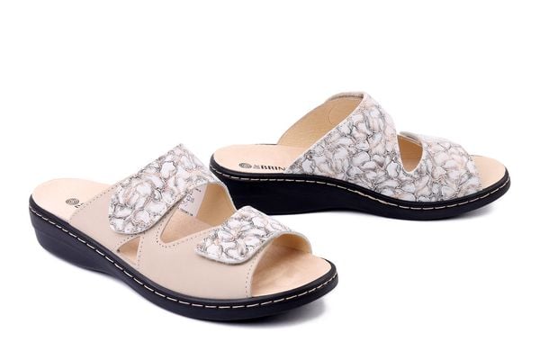 DR. BRINKMANN 700583-08 perle, klapki damskie. Brązowe klapki Dr. Brinkmann, bez wzorów, ze skóry, bez obcasa. Za 284.90 zł.