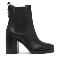 Botki Tommy Hilfiger. Czarne botki TOMMY HILFIGER, bez wzorów, bez obcasa, na słupku, bez zapięcia. Za 849.99 zł.