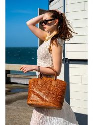 Victor & Hugo Paris Skórzana torebka "Madison" w kolorze jasnobrązowym - 38 x 27 x 15 cm rozmiar: onesize. Brązowe torby na ramię Victor & Hugo Paris, bez wzorów, z materiału, na ramię, bez dodatków. Za 347.99 zł.