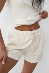 Szorty z delikatnej prążkowanej dzianiny w kolorze WARM BEIGE - ALPO. Brązowe szorty Marsala, bez wzorów, z bawełny. W wyprzedaży za 32.48 zł.