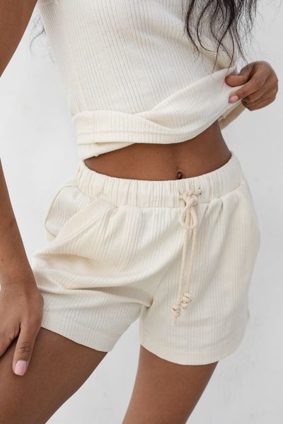 Szorty z delikatnej prążkowanej dzianiny w kolorze WARM BEIGE - ALPO. Brązowe szorty Marsala, bez wzorów, z bawełny. W wyprzedaży za 32.48 zł.