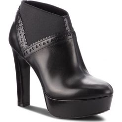 Botki TWINSET - Tronchetto CA8PGE Nero 00006. Czarne botki Twinset, bez wzorów, z materiału, bez obcasa, na obcasie, bez zapięcia. W wyprzedaży za 759.00 zł.