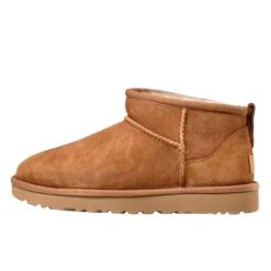 Buty do chodzenia dla dorosłych UGG Classic Ultra Mini Chestnut. Brązowe trekkingi UGG, trekkingowe. Za 769.00 zł.