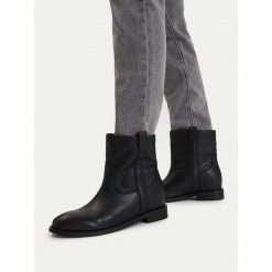 Botki Badura. Czarne botki Badura, bez wzorów, bez obcasa, na płaskiej podeszwie, bez zapięcia. Za 349.99 zł.