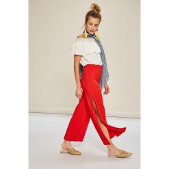 Answear - Spodnie Stripes Vibes. Czerwone spodnie materiałowe ANSWEAR, na co dzień, l, bez wzorów, z bawełny, z podwyższonym stanem. W wyprzedaży za 79.90 zł.