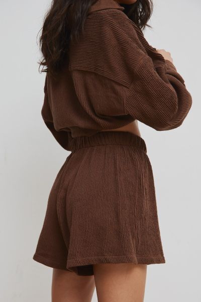 Szorty z plisowanej BAWEŁNY w kolorze BROWN -SHELLY-L. Brązowe szorty Marsala, bez wzorów, z bawełny. Za 229.90 zł.