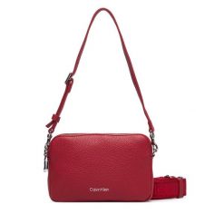 Torebka Calvin Klein. Czerwone listonoszki Calvin Klein, bez wzorów, bez dodatków. Za 409.99 zł.