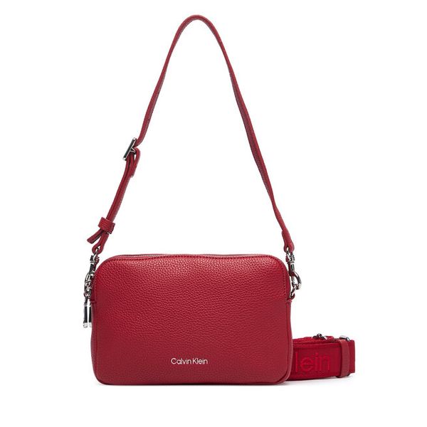 Torebka Calvin Klein. Czerwone listonoszki Calvin Klein, bez wzorów, bez dodatków. Za 409.99 zł.