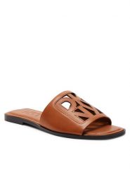 DKNY Klapki Jalila K1494653 Brązowy. Brązowe klapki DKNY, bez wzorów, ze skóry, bez obcasa. Za 499.99 zł.