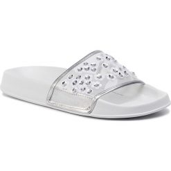 Klapki PEPE JEANS - Flap Cherry PLS70050 Silver 934. Szare klapki Pepe Jeans, z aplikacjami, z jeansu, bez obcasa. W wyprzedaży za 109.00 zł.