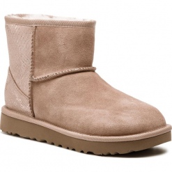 Buty UGG - W Classic Mini Metallic Snake 1101472 W/Rgl. Brązowe botki UGG, bez wzorów, ze skóry, bez obcasa, bez zapięcia. W wyprzedaży za 449.00 zł.