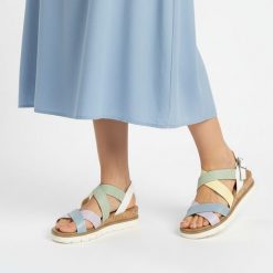 Sandały damskie Marco Tozzi, z skóry naturalnej lekkie i wygodne z elastycznymi paskami dobrze dopasowującymi się do stopy miękka wkładka zwiększając. Białe sandały Marco Tozzi, bez wzorów, ze skóry, eleganckie, bez obcasa, na koturnie, bez zapięcia. Za 199.00 zł.