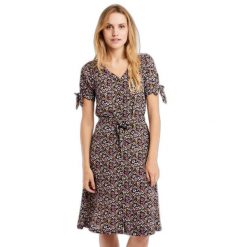 Sukienka damska Protest Prtbanda. Czarne sukienki Protest, bez wzorów, eleganckie, bez kołnierzyka, bez ramiączek, sportowe. W wyprzedaży za 247.60 zł.