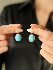 Pierres de Jade Pozłacane kolczyki z opalem rozmiar: onesize. Niebieskie kolczyki Pierres de Jade, z opalem, pozłacane, z zapięciem typu bigiel. Za 79.77 zł.