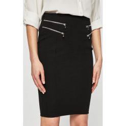 Guess Jeans - Spódnica. Czarne spódnice Guess Jeans, m, z aplikacjami, z dzianiny, mini, ołówkowe. W wyprzedaży za 179.90 zł.